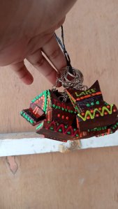 Gantungan kunci Rumah Batak berwarna