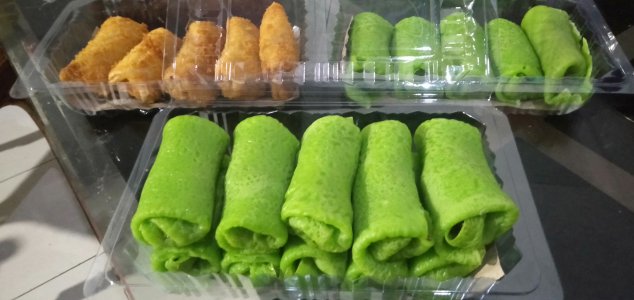 Kue dadar gulung dan risoles